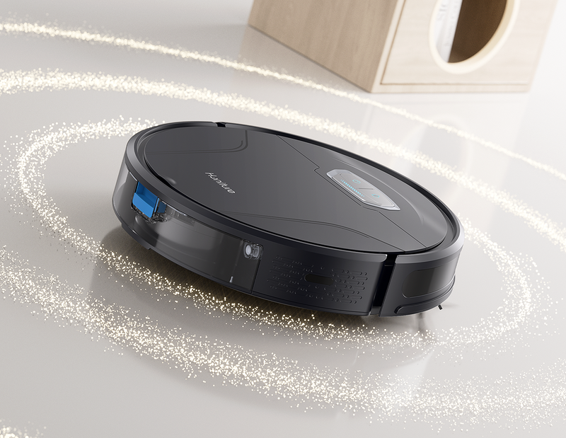 Robot aspirador Honiture G20 Pro negro limpiando residuos en círculo sobre el suelo con sus cepillos en movimiento.
