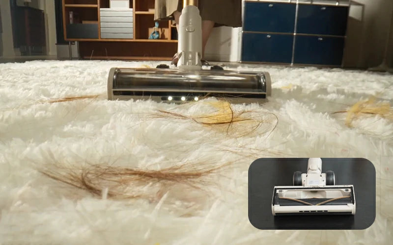 Cepillo en V de la aspiradora Honiture P7 Pro limpiando pelo en alfombra sin enredos.