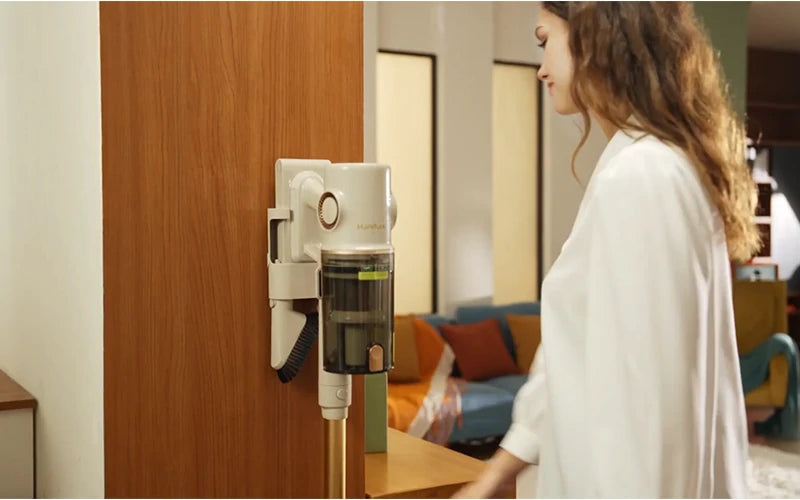 Soporte de pared para carga y almacenamiento de la aspiradora Honiture P7 Pro.