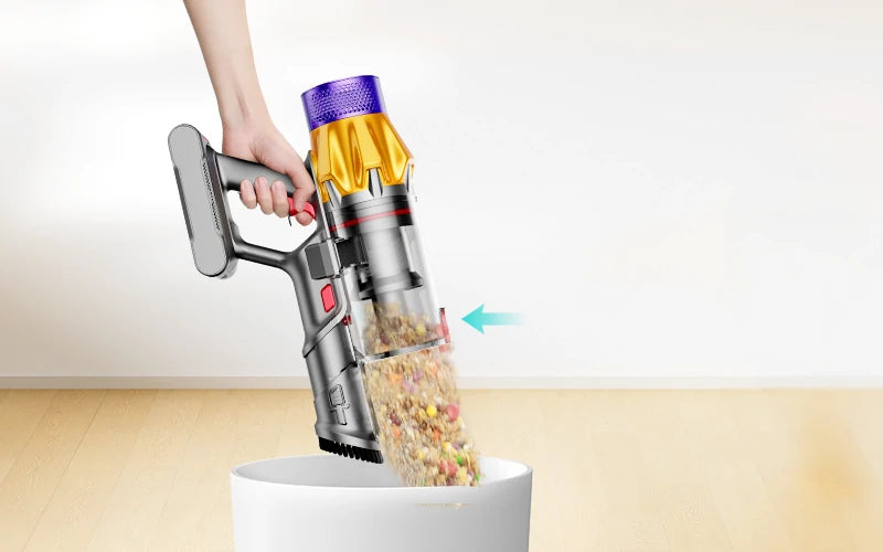 Persona vaciando con un solo clic el depósito de polvo de la aspiradora Honiture X7 en un cubo de basura.